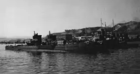 戦後撮影された波百一型潜水艦左が波109、右は波111(1945年10月16日、呉)