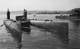 戦後の波号第二百三潜水艦(中央)左は波号第204潜水艦、右は波号第109潜水艦(1945年10月16日、呉)