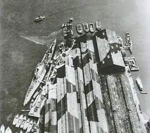 波号第110潜水艦(右)と伊号第1潜水艦(左)(1945年、川崎重工業艦船工場)