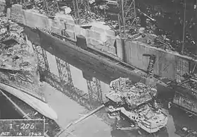 解体中の伊号第二百六潜水艦(1946年10月16日、播磨造船所呉船渠)