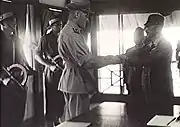 セルウィン・ポーター（英語版）准将に軍刀を差し出す独立混成第56旅団長・明石泰二郎少将（9月17日、英領北ボルネオ）