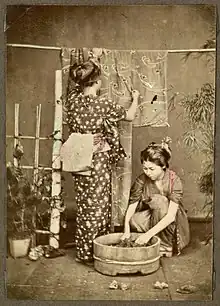 たらいで洗濯する女性(右)と物干し竿に着物を干す女性(左) （日本、1925年