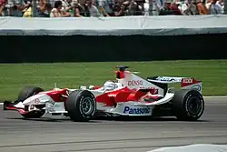 アメリカGPでインディアナポリス・モーター・スピードウェイを走行するTF106B（ドライバーはヤルノ・トゥルーリ）