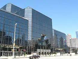 ジャヴィッツ・センターの正面（東側）