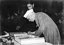 インド憲法に署名するネルー（1950年）