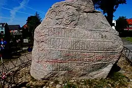 デンマークのイェリング墳墓群の10世紀の石碑