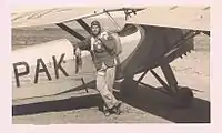 RWD-8 (機体記号:VQ-PAK) の手前に立つハガナーのパイロット、Jenka Ratner。1935年。