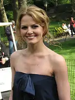ジニファー・グッドウィン (左) と ジェニファー・モリソン が演じる親子、白雪姫とエマ・スワン。