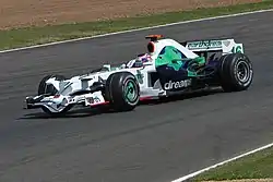 2008年イギリスGPを走行中のRA108ドライバーはジェンソン・バトン