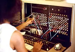 オフィスビル内の交換台と交換手(米国、1975年)。ひとつの建物の中に数十台程度電話機が設置されていた。