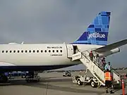 ジェットブルー航空のA320からタラップで降りる乗客