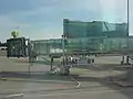 ガラス張りのボーディングブリッジ。接続部分の内側も見える。（バンクーバー国際空港）