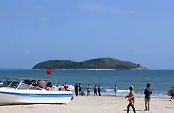 石梅湾から望む加井島