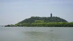 長江を隔てて望む焦山
