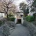 トンネルの西側、上部にバス停
