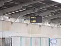 ごく一部の駅では「低いホーム」と表示され高床車が走っていた名残がある。現在は新型LED案内装置へ更新された。