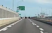 内回り流出部（右は外回り流入部）