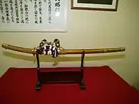 山名氏定紋散「黄金造陣太刀」東林山法雲寺 山名資料館の展示品）