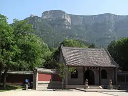 霊巌寺の西門と玉符山