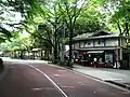深大寺バス停付近の門前