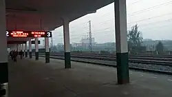荊門駅のホームから駅東側の掇刀区を望む