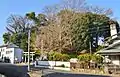 後円部の墳丘手前に天計神社鳥居。