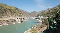 上流側から金沙江に架かる観音岩大橋。遠くに見える左岸の山々は西区にある