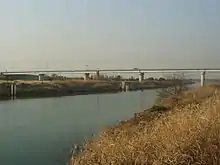 左岸、下流側から見た治水橋（2004年1月）。