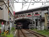 大井町線ホーム(地平)と東横線ホーム(高架)