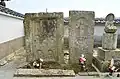 地蔵寺境内の石棺仏（参考画像）右の石棺仏は加古川市指定有形文化財。
