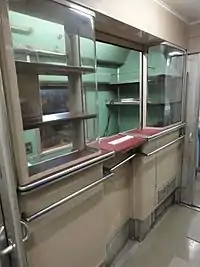 保存車両前面（上）側面（中）売店（下）