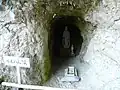 やぐらの中の観音像