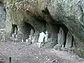 やぐら（横穴）と石仏
