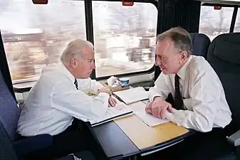 車内で談話する副大統領ジョー・バイデン（2009年）