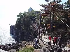 門脇吊橋後ろに門脇埼灯台