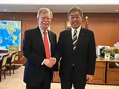 米国のジョン・ボルトン国家安全保障担当補佐官と（2019年5月25日）