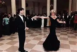 ダイアナ妃と踊るジョン・トラボルタ (1985年、ホワイトハウスにて。)