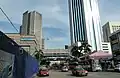 JBシティ・スクエア(左側と)パブリック・バンクタワー(右側)