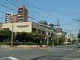 駅跡地に立つ城南保健所。奥の緑色の屋根のマンションは、左の画像のマンションと同じ建物である。