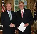 大統領ジョージ・W・ブッシュに信任状を捧呈するアメリカ合衆国駐箚スウェーデン特命全権大使ジョナス・ハフストローム。大使(右)と大統領(左)は平服である背広服を着用