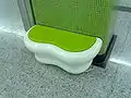 佐敦駅にある人間工学に基づいて作られた椅子。
