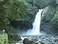 鉢窪山スコリア丘から流れた玄武岩溶岩を流れ落ちる浄蓮の滝