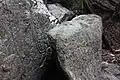 浄瑠璃寺奥之院瑠璃不動磨崖仏（下半身の前に剥落した上半身がずり落ちている）