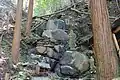 落石で荒れた浄瑠璃寺奥之院（2020年2月の様子。手前には、丸彫の不動明王石仏が立っている。）