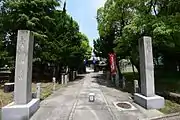 参道より山門を望む