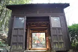 源敬公廟 獅子の門（覆屋内）