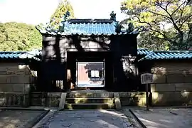 源敬公廟 竜の門（覆屋内）
