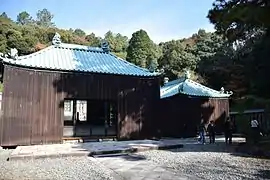 源敬公廟 焼香殿と宝蔵（覆屋内）