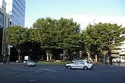 夏の定禅寺通 - 春日町交差点(晩翠通との交差点)から東方向(2005年8月)