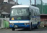 バス事業者が委託を受けて運行するスクールバスの例(群馬県吾妻郡嬬恋村立西小学校と西中学校(当時)、JRバス関東が運行)